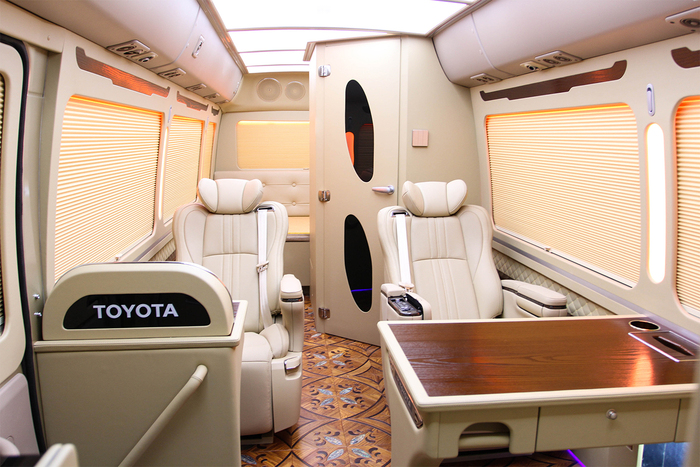 丰田考斯特6座商旅房车带中置卫生间