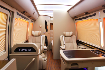 丰田考斯特7座商旅车 棕色实木地板